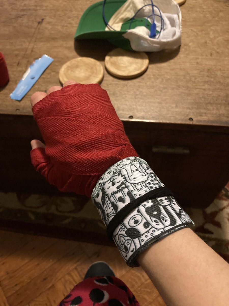 akumin07's tweet photo. #everlast LITERALLY wouldn’t stop sticking up. Luckily, I had a solution! #wristsupport https://t.co/sQEy8B3zle
