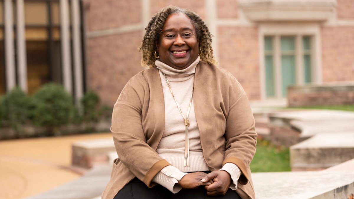 We love to see it! A well-deserved Washington People spotlight on Professor Vetta Sanders Thompson's research and advocacy. ow.ly/ksuG50LXSvL #changemaker #publichealth #socialwork #socialpolicy
