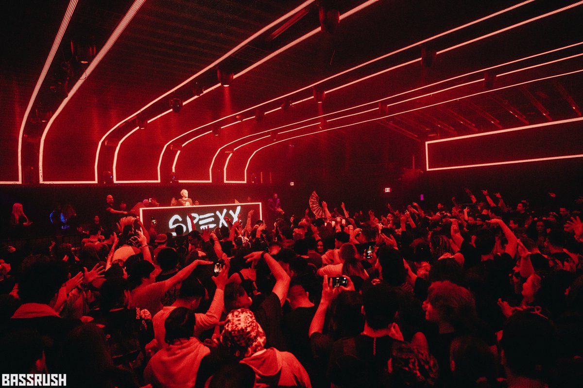 Had an epic night with <a href="/Midnightasaurus/">Midnight Tyrannosaurus</a> as he threw down for <a href="/bassrush/">BASSRUSH</a>! 🦖 Massive thanks to <a href="/DPMOUK/">DPMO | Mile32 - Challenger (EP) 😤🔥</a>, <a href="/Spexxx/">Spexx | 家紋</a> and <a href="/jmosstime/">ITS 👇🛒</a> for hitting the decks with us. 🔥 All photos live on FB: Facebook.com/academylosange…