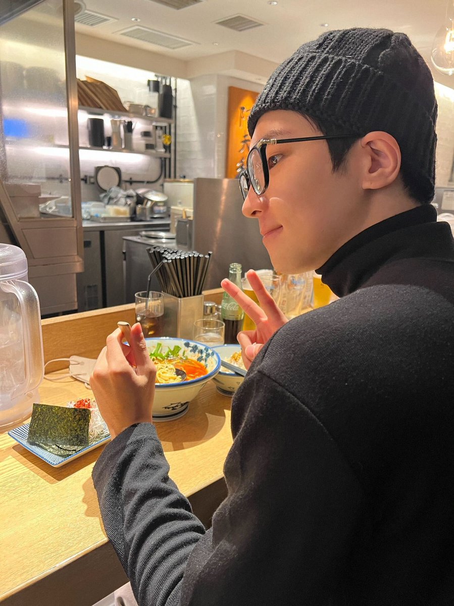 A friendly little getaway in the midst of busy days, is there any place better than a restaurant to melt away all your worries and stress? Where you can eat to your heart’s content in the presence of good company, a smile is all I shall count on to convey my contented mood.