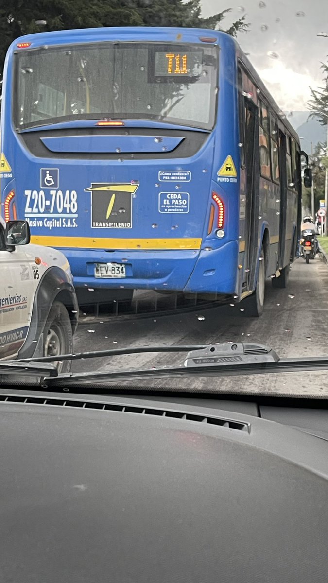itaramy's tweet photo. Atarvan en la 9 con 103! Cierra carros pequeños, insulta, no respeta! A quienes contratan? @transmisitp @TransitoBta @transmireporte #denuncio #bogota https://t.co/YUdwSDb3kH