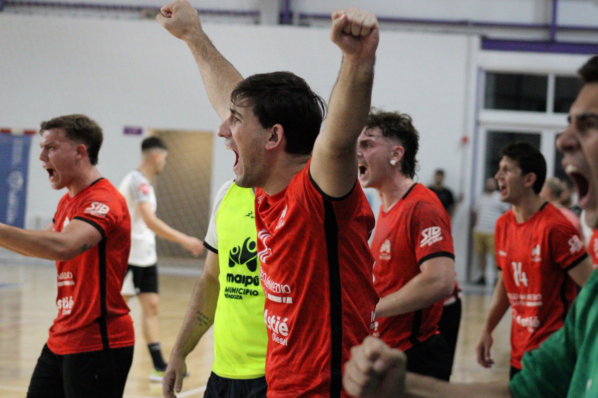 JavierSallustro's tweet photo. #Handball #NacionalAdultosA 
AGÓNICO TRIUNFO DEL ROJO Y PASE A SEMIS !! 
@2dehandball 20  @Handballmaipu1 21

#SportKidsRadio #ArgentinaTambiénJuega
 
Auspician la Info del Nacional 
#DonEvaristoPizzas #DistribuidoraMachin 
#ComplejoPuestaDelSol 
@auroraradiofm @sportkidsmza https://t.co/vt9tybyvk7