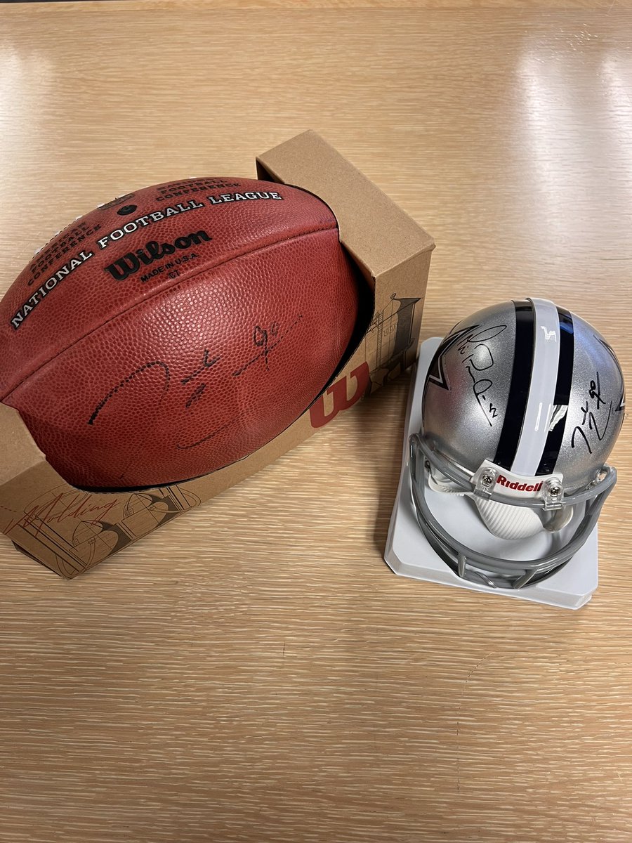 Hearing I’m BARELY top ten in Pro Bowl votes. Retweet IF THAT PISSES YOU OFF 🤬😤😡 COWBOYS NATION‼️Picking out 2 RT’s to win this signed football & Helmet which has unc @michaelirvin88 sig on it too! #ProBowlVote #DemarcusLawrence @dallascowboys