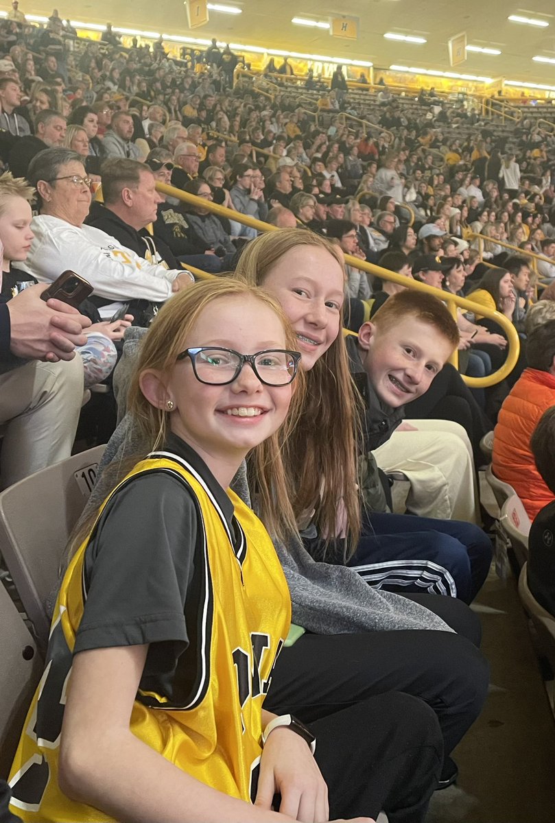 KellyHElliott's tweet photo. #fightforiowa Go hawks!!! Beat ISU! https://t.co/TqrQyJ6D3D