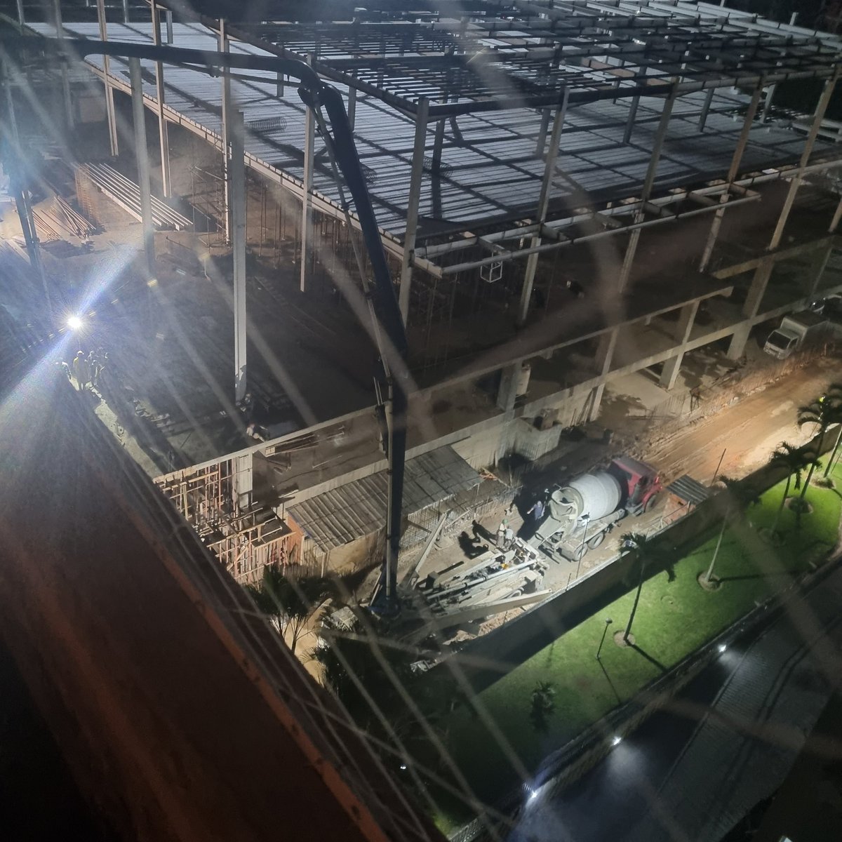 minervadelia's tweet image. 8:16 pm vaciando cemento en el #enchufateconTraki de @elcigarral @ElHatillo, todo el día, el dolor de cabeza ya es crónico, las alergias por la tierra en nariz y ojos. Parece que quieren inaugurar ese monstruoso edificio ya.