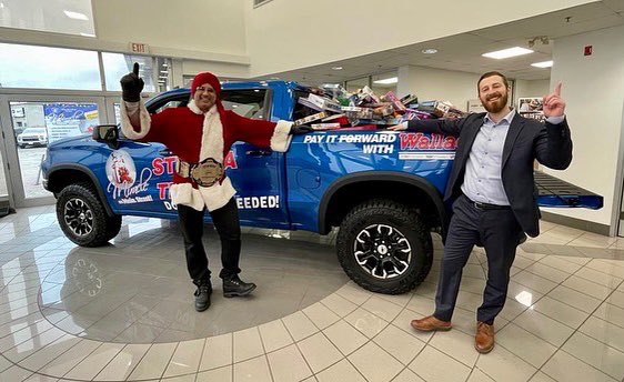 Blessed to receive so much support for #MiracleOnMain! During my visits today collecting toys from schools and businesses throughout #Halton, I was blown away by this mountain of toys donated by <a href="/WallaceChev/">Wallace Chevrolet</a> all for children in need at #Christmas🙏🏽. <a href="/HaltonPolice/">Halton Police</a> ❤️🎁🎅🏽