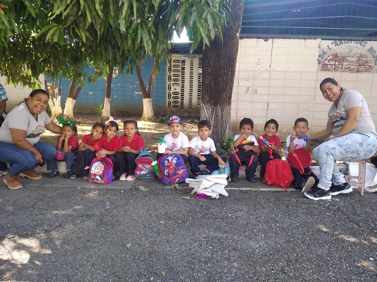 pen_aristides's tweet photo. #07deDiciembre Nuestro personal Docente acompañados de sus niños y niñas, celebrando sus actividades motivadas a la Semana Aniversaria #68.
#AraguaEsEducación
#ZamoraEsZamora
@leoalvacabrera 
@_LaAvanzadora 
@Soykarinacarpio 
@MPPEDUCACION 
@ZE_Aragua 
@cheanahis 
@joanca30 https://t.co/K4ekTn6BR4