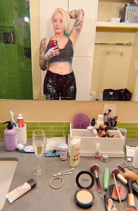 I bought these sequins pants in Poland a year ago and I&rsquo;m finally trying them on! Getting into the Christmas<a href="/tag/ofcreatorsguild"class="tags"><span>#ofcreatorsguild</span></a>