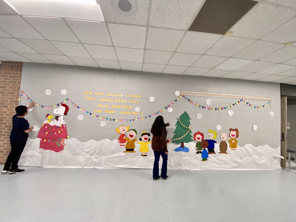 My little Art Club elves adding some holiday cheer to our hallways! <a href="/KleinIntKISD/">Klein Intermediate</a>