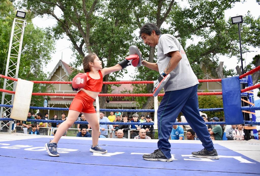 TWAMADERNA's tweet photo. Una verdadera fiesta deportiva vivió Trelew con el cierre anual de las escuelas municipales de boxeo.
Una disciplina que apoyamos todo el año y que contiene y transmite sanos valores para el deporte y la vida.

#TenésDeportes
#TenésTrelew https://t.co/C7g19q5eMi