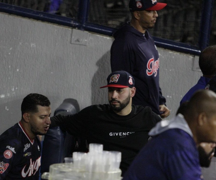 El infielder grandeliga Marwin González está de visita en nuestro dugout en el encuentro vs Leones en el Estadio Universitario de Caracas. 

¡Esto se pone bueno! 😲🔥🐯

#SomosTigreros