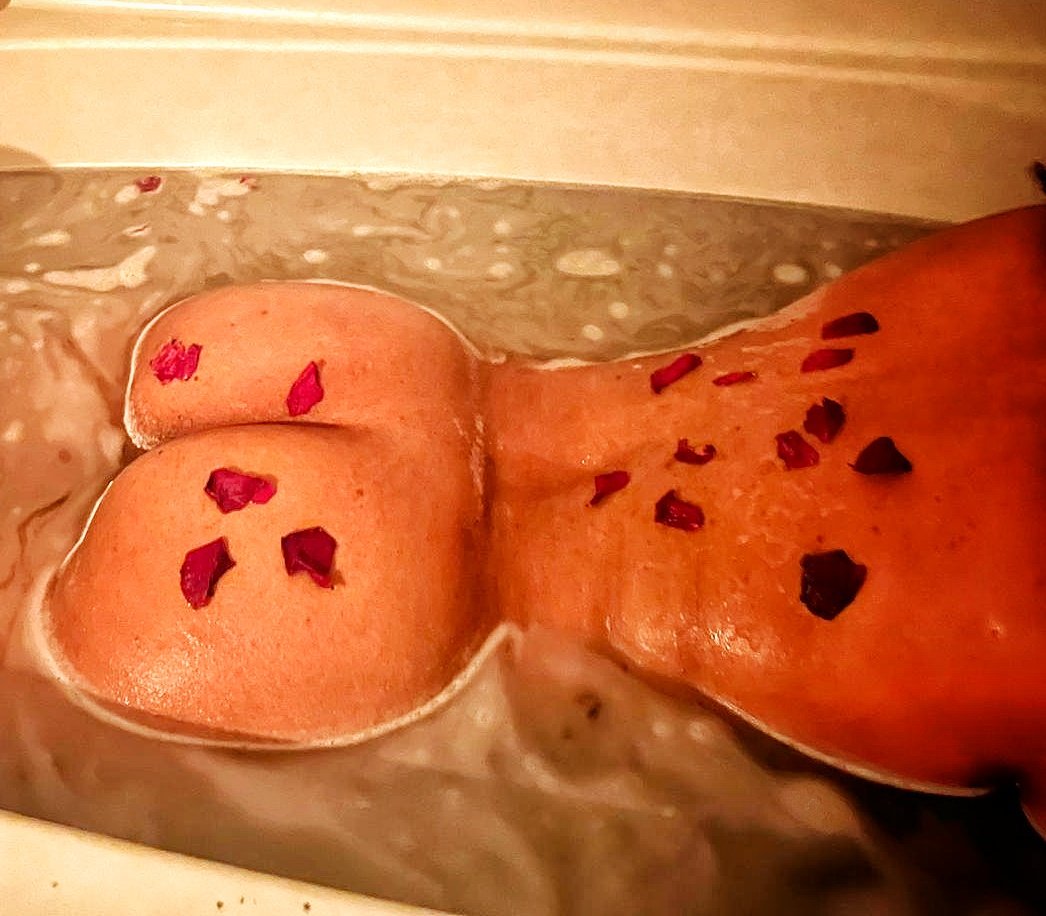 SunniBunni777's tweet photo. Excuse my #Hump on #HumpDay while I relax in my Goddess bath 😊
Retweet for a Retweet.
Lemme see your ass 🤪
#WagonWenesday 
#FlotationDevice 🤣🤣
#SmackIt
#KissIt https://t.co/KpvDzKalPT