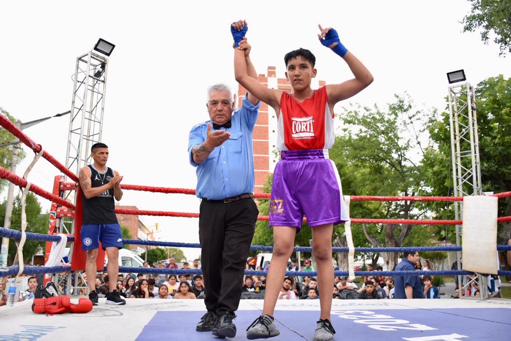 TWAMADERNA's tweet photo. Una verdadera fiesta deportiva vivió Trelew con el cierre anual de las escuelas municipales de boxeo.
Una disciplina que apoyamos todo el año y que contiene y transmite sanos valores para el deporte y la vida.

#TenésDeportes
#TenésTrelew https://t.co/C7g19q5eMi