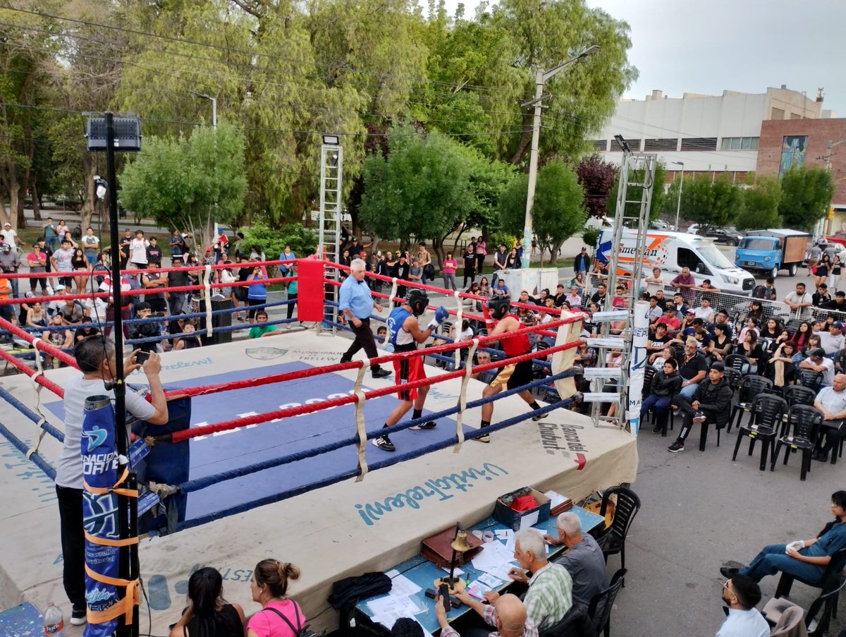 TWAMADERNA's tweet photo. Una verdadera fiesta deportiva vivió Trelew con el cierre anual de las escuelas municipales de boxeo.
Una disciplina que apoyamos todo el año y que contiene y transmite sanos valores para el deporte y la vida.

#TenésDeportes
#TenésTrelew https://t.co/C7g19q5eMi