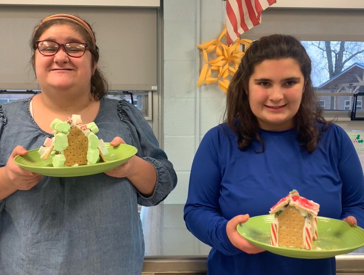 KellysTitans's tweet photo. We made gingerbread houses! These sweet creations were a hit. #mrskellysclass2022 #thomastitans #themostwonderfultimeoftheyear we https://t.co/Lbx3pCnRyx