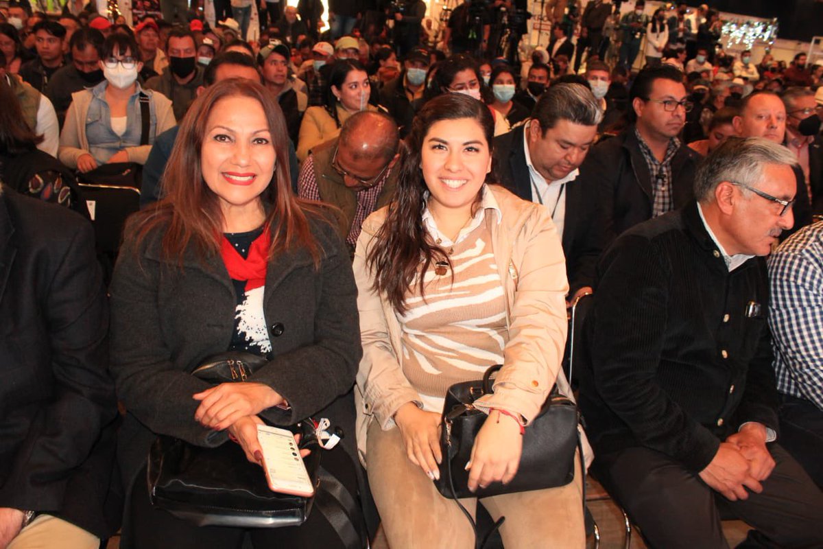 xelariannah's tweet photo. ☝🏼Hoy en compañía de mis compañeros diputados, asistimos a la inauguración de la #ExpoNavidad encabezada por nuestro gobernador Miguel Barbosa, que permitirá a más de 200 productores, artesanos y comerciantes a promover su trabajo, exponer su talento y enaltecer la herencia 1/2 https://t.co/ireEqhA9QY