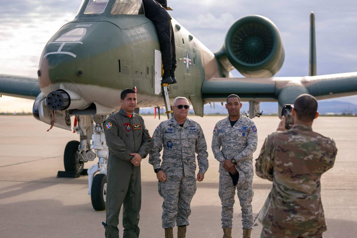 AFSOUTH's tweet photo. Events like this bring us closer together, which in turn moves us towards @Southcom's objectives of #StrengtheningPartnerships, #CounteringThreats and #BuildingOurTeam!
@usairforce | @aircombatcmd | @A10DemoTeam https://t.co/YxPD10JHwW