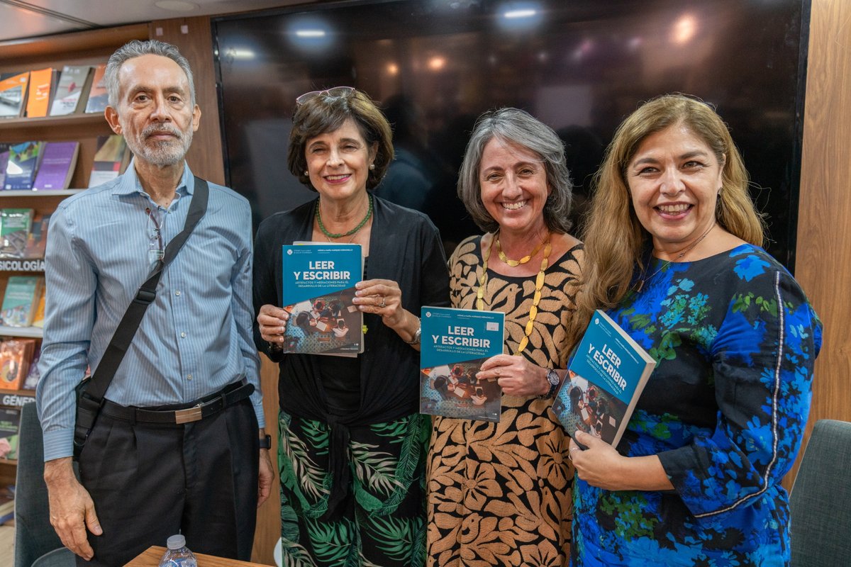 Una de las presentaciones de libro de <a href="/ITESO/">ITESO</a> en la <a href="/FILGuadalajara/">FIL Guadalajara</a> fue el de "Leer y escribir", coordinado por la Dra. Mónica Márquez , directora de la Biblioteca.

El libro está disponible en acceso abierto en el Repositorio Institucional: rei.iteso.mx/handle/11117/8…