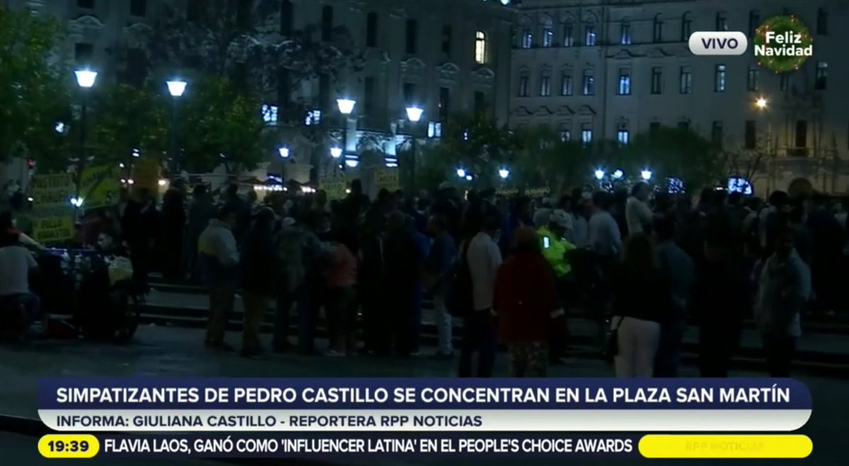 #ペルー #リマ 市内中心部のサンマルティン広場にカスティージョ支持派が集結中。 