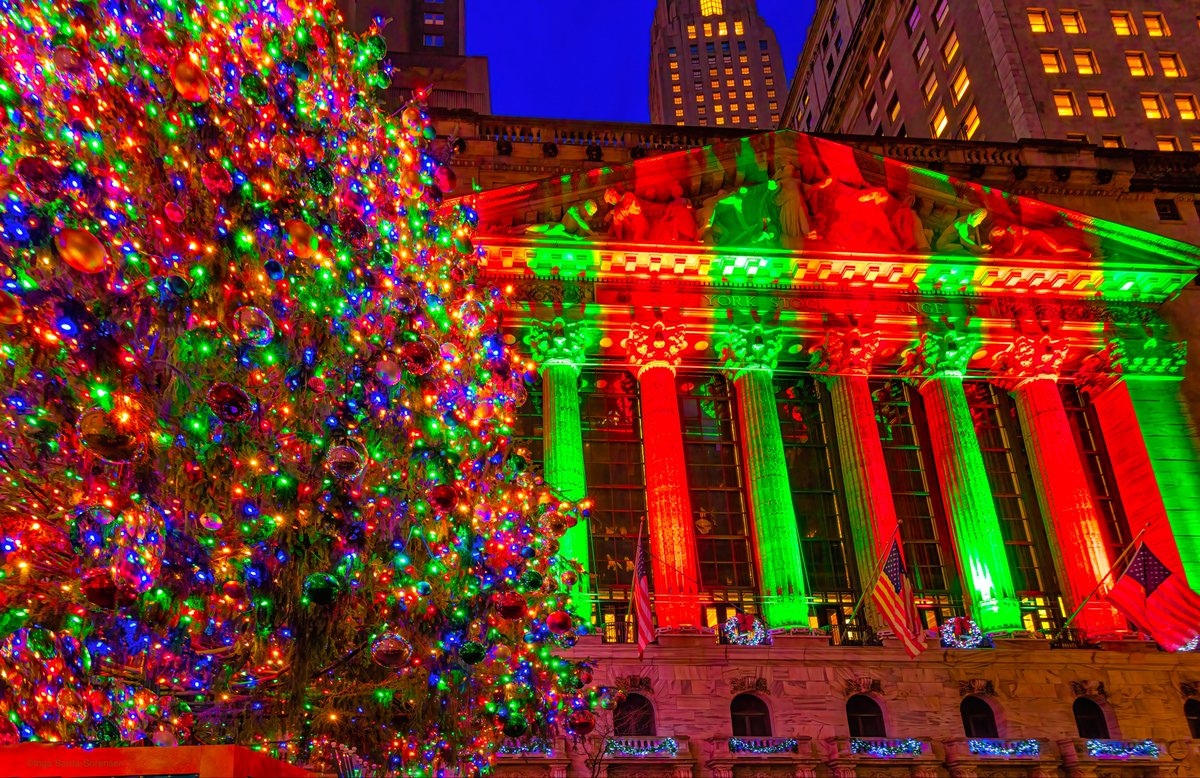 isardasorensen's tweet photo. Sparkling #NYC is looking lovely for the holidays (pics: Wall Street #Christmas tree, glittering Plaza Hotel lobby, Empire State Bldg #holiday window, Rockefeller Center tree) #NewYork #HappyHolidays https://t.co/IWZfDcQEeg