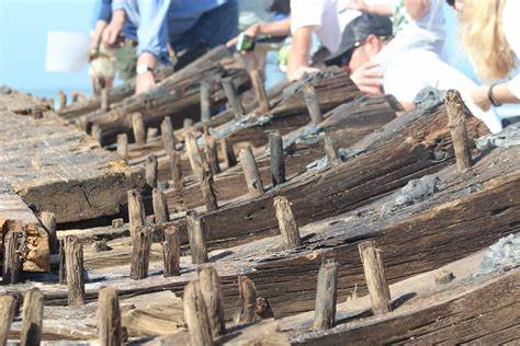 ValleyView_News's tweet photo. A wooden ship from the 1800’s has been uncovered on Florida’s east coast due to severe beach erosion. The cause of the erosion was from Hurricane Ian, and Nicole. MicahH #shipfrom1800’s #bad415 
https://t.co/tOk703t9Pi https://t.co/Br1pvumEYp