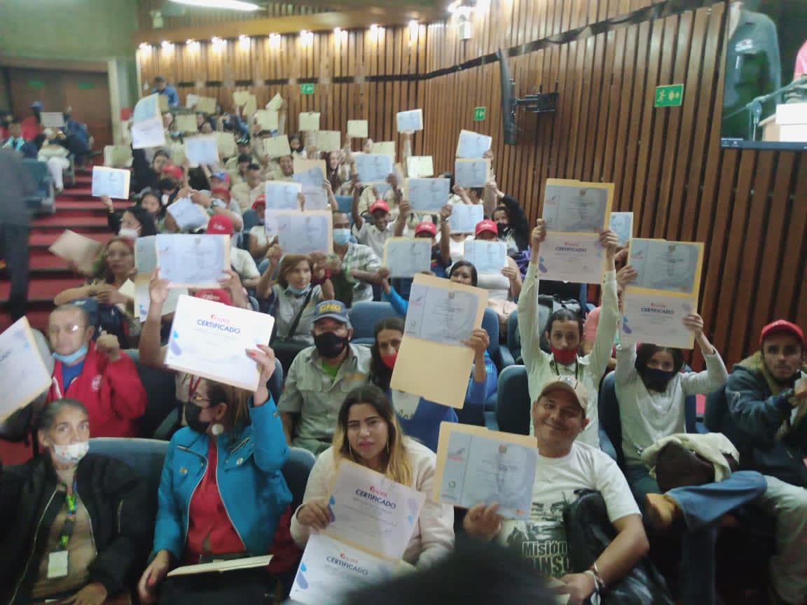 EdgarBlanco_VE's tweet photo. Más de 12 Mil Trabajadoras y Trabajadores del Sector público y privado se graduaron hoy a nivel nacional con las Misiones Educativas, Inces y las Universidades Nacionales y Territoriales cumpliendo con las instrucciones del Presidente @NicolasMaduro @delcyrodriguezv @torrealbaf https://t.co/U8XW04QX8d