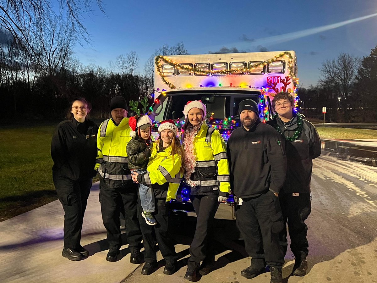 MedstarMich's tweet photo. Our team members loved getting into the holiday spirit this weekend at the 38th Annual Swartz Creek Firefighters parade and the Christmas Parade in Lapeer during Winterfest. We are grateful to our personnel and to everyone in the community who make these events possible. https://t.co/wsmDEra3sV