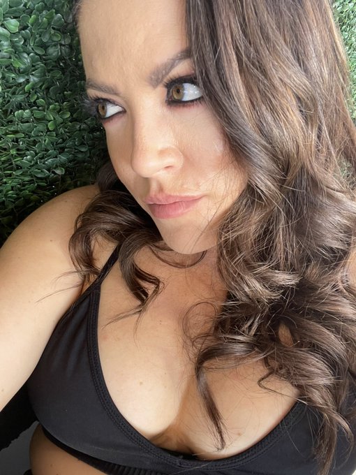 I&rsquo;m thinking you should head over to https://t.co/AKWKLo239e right now https://t.co/xv4wzw57U3<a href="/tag/sundayvibes"class="tags"><span>#sundayvibes</span></a>