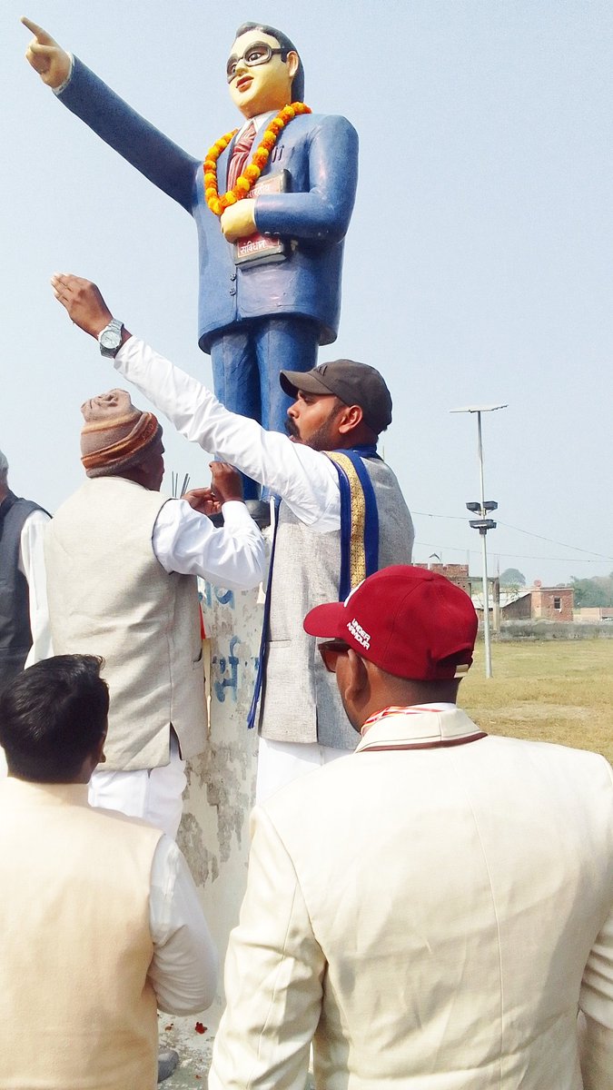 AwaazNb's tweet photo. 6 दिसंबर बाबा साहेब डॉक्टर भीमराव अंबेडकर जी का परिनिर्वाण दिवस मनाया गया एवं लगभग 20 किलोमीटर की पैदल यात्रा की गई इस पैदल यात्रा में शामिल रहे भीम आर्मी आजमगढ़ के जिला अध्यक्ष विपिन राव जी और तमाम भीम आर्मी  के कार्यकर्ता पदाधिकारी गण उपस्थित रहे धन्यवाद https://t.co/lPjtcDIxgj