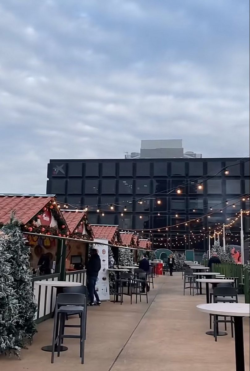 BarnaDaily's tweet photo. Now that Christmas is coming, a very cool activity is to go to the Christmas food truck market with a view in "El Corte Ingles", and the entrance is free !!!! @elcorteingles

#letsseebarna #Christmas https://t.co/0UN6T7Bstp