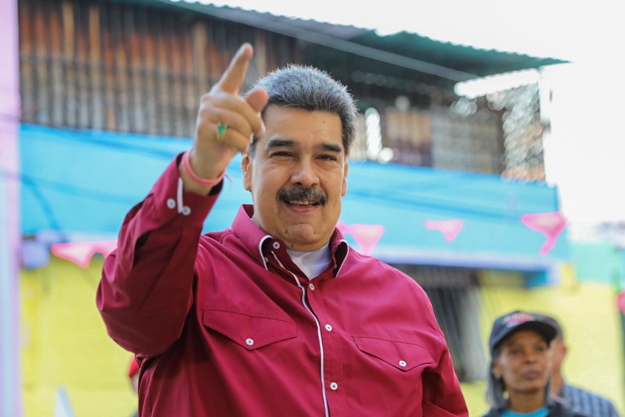 NicolasMaduro's tweet photo. Estuve recorriendo palmo a palmo las calles del Barrio “Los Sin Techos”, escuchando y atendiendo a los vecinos, vecinas y a su pueblo. Celebramos con mucha alegría 9 años de la Gran Misión Barrio Nuevo Barrio Tricolor. ¡Gracias por las Canciones, Bendiciones y su Amor! https://t.co/hndnqUC94D