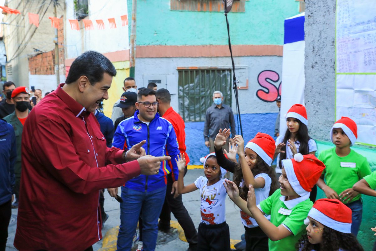 NicolasMaduro's tweet photo. Estuve recorriendo palmo a palmo las calles del Barrio “Los Sin Techos”, escuchando y atendiendo a los vecinos, vecinas y a su pueblo. Celebramos con mucha alegría 9 años de la Gran Misión Barrio Nuevo Barrio Tricolor. ¡Gracias por las Canciones, Bendiciones y su Amor! https://t.co/hndnqUC94D