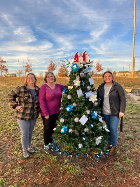 DSS_Missouri's tweet photo. Children’s Division team members decorated a Christmas tree for the 3rd Annual Holiday Tree Trail held at Mercy Park in Joplin. It advertised the need for foster parents in MO and featured pictures of the children searching for a forever home. #FosterMOKids https://t.co/GX5XRQYmsB