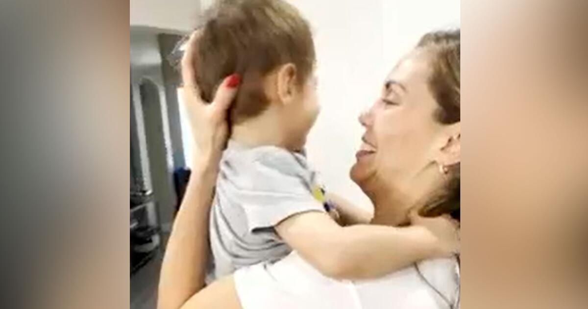 AlRojoVivo's tweet photo. #JessicaCarrillo volvió a abrazar y besar a su pequeño hijo #Matias , de quien tuvo que separarse por dos semanas por sus compromisos laborales en #Catar 🇶🇦🇶🇦🇶🇦👶👶👶
👉👉👉 https://t.co/hvoSOQsJOX 👈👈👈 https://t.co/LXQBBk7Mj6