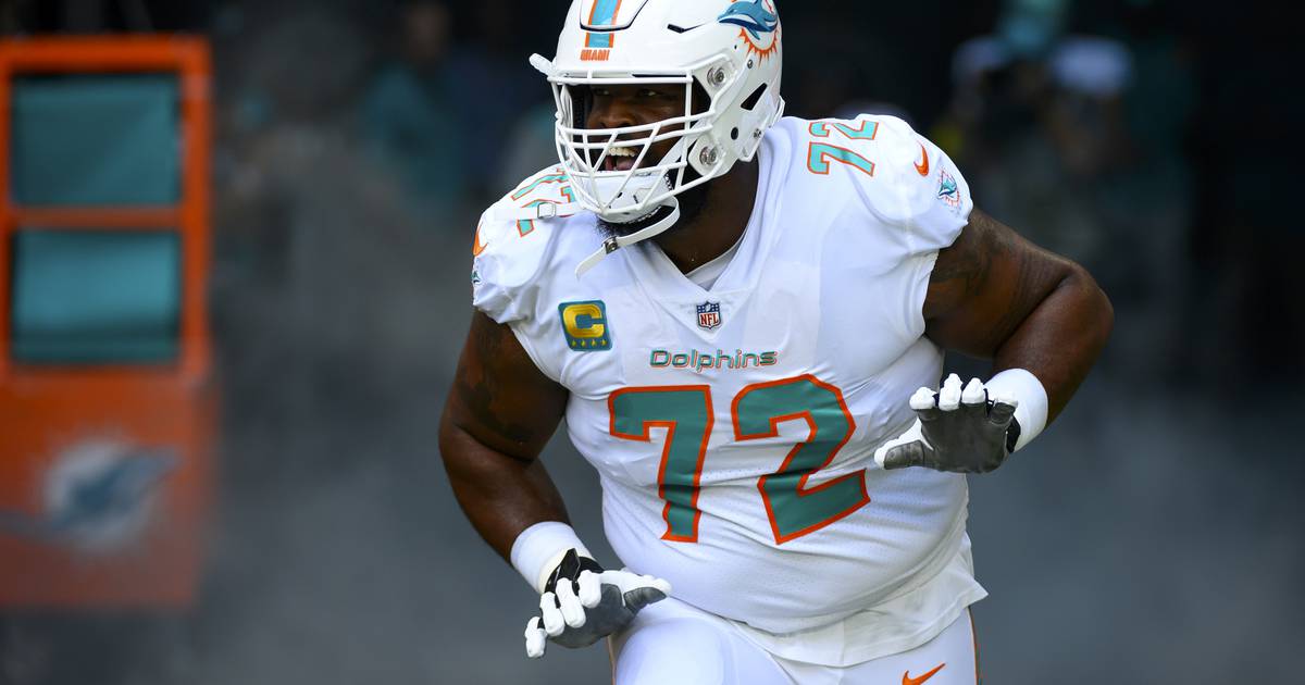 SSMiamiDolphins's tweet photo. #Dolphins look to get run game going; #Armstead, #Eichenberg, #Fisher updates — and #Tua leading in Pro Bowl votes https://t.co/NnU2kYQcUP https://t.co/3WQ2y3KSKo