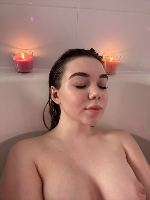 Relaxing after shooting 🥰 https://t.co/26QJTfSfMh