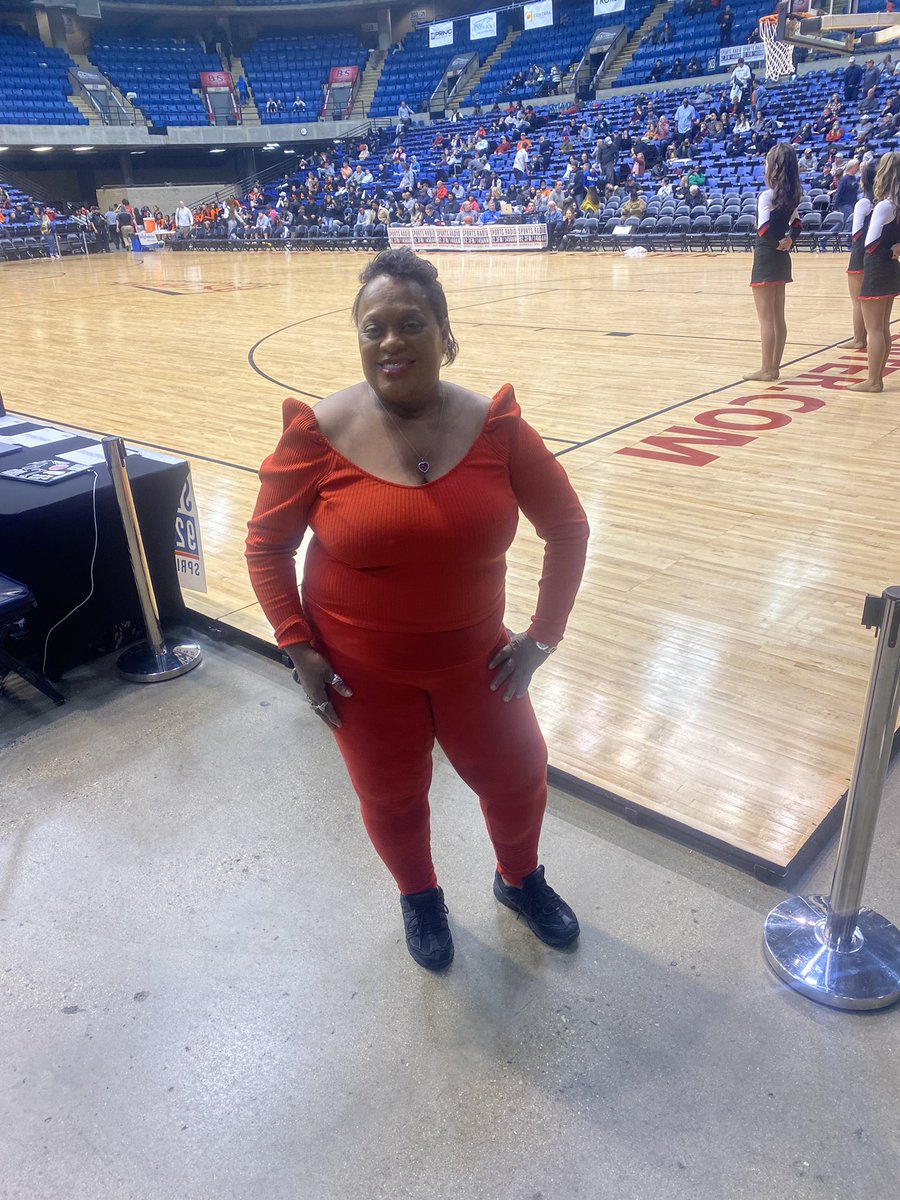 yvonnegarth's tweet photo. This weekend I enjoyed the Springfield Clinic Showcase Saturday Basketball at the Bank of Springfield Center in Springfield, IL., in December 2022. #SportsRadio #92.3FM #1450AM -Yvonne Garth https://t.co/tC4ninE23f