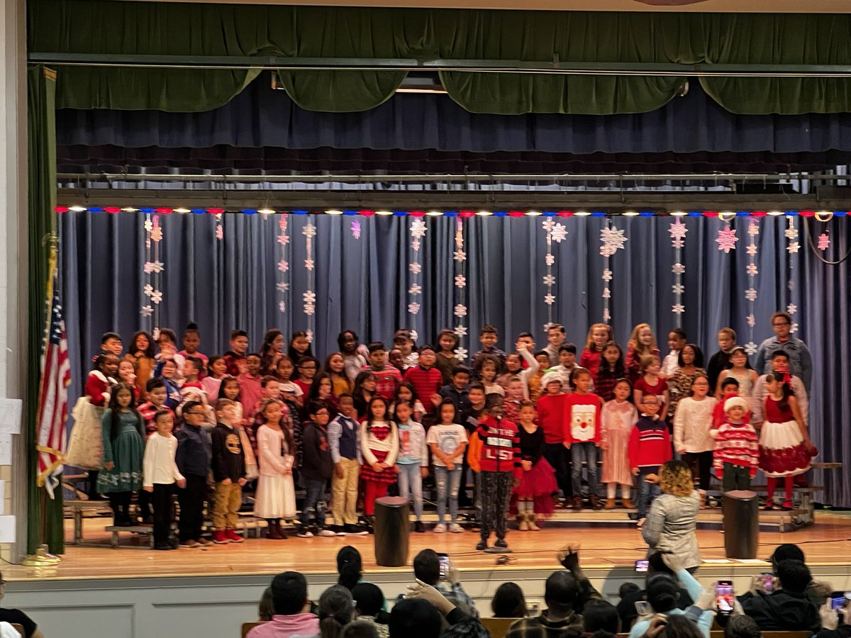 artsyweavie's tweet photo. Jennie Dean Winter Chiral Concert directed by Ashlei People’s @mymcpsva @JDES_MCPS https://t.co/Picmp9Q0P7