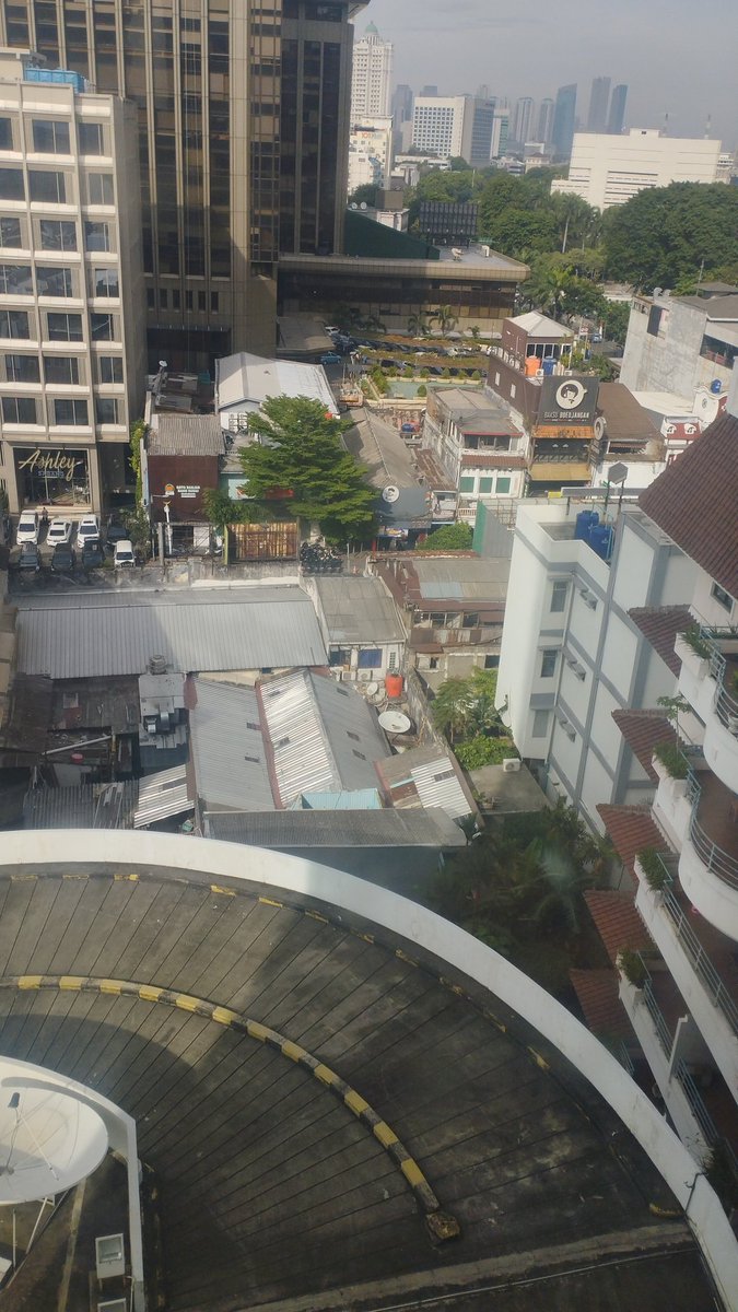 Ariss_arz's tweet photo. @infoBMKG Diatas gedung pasrah aja dah.. https://t.co/r31fVYFjGz