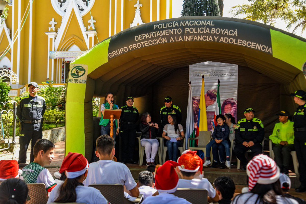 adricamachol's tweet photo. 🎅 Desde el Centro Zonal Garagoa en articulación con Policia Nacional y Alcaldía de Garagoa, sensibilizamos a niños, niñas, adolescentes y cuidadores, sobre la prevención del uso y manipulación de la pólvora, artículos pirotécnicos o fuegos artificiales, #ElCambioEsSinPólvora. https://t.co/Gqf1jWS9K8