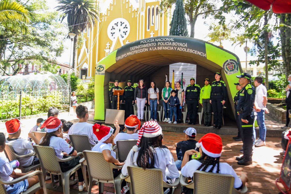 adricamachol's tweet photo. 🎅 Desde el Centro Zonal Garagoa en articulación con Policia Nacional y Alcaldía de Garagoa, sensibilizamos a niños, niñas, adolescentes y cuidadores, sobre la prevención del uso y manipulación de la pólvora, artículos pirotécnicos o fuegos artificiales, #ElCambioEsSinPólvora. https://t.co/Gqf1jWS9K8