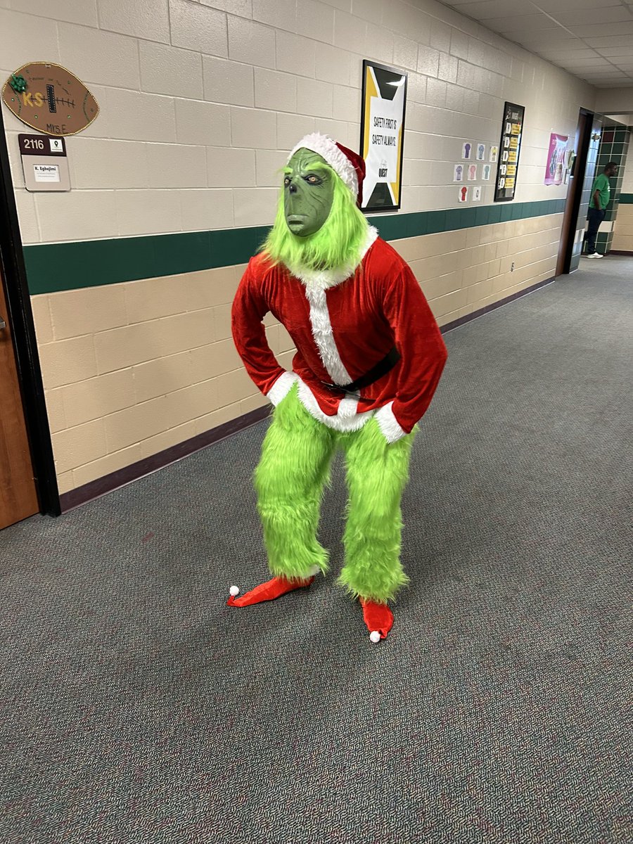 AlexMeyer1206's tweet photo. Kahla had its very own Holiday Cheermeister running around campus today💚Grinch Day was awesome! #12KnightsOfChristmas @texans1 @BRobinson2111 @leah_norsworthy @MsScott_25 @kahlams https://t.co/qsCDbneOkG