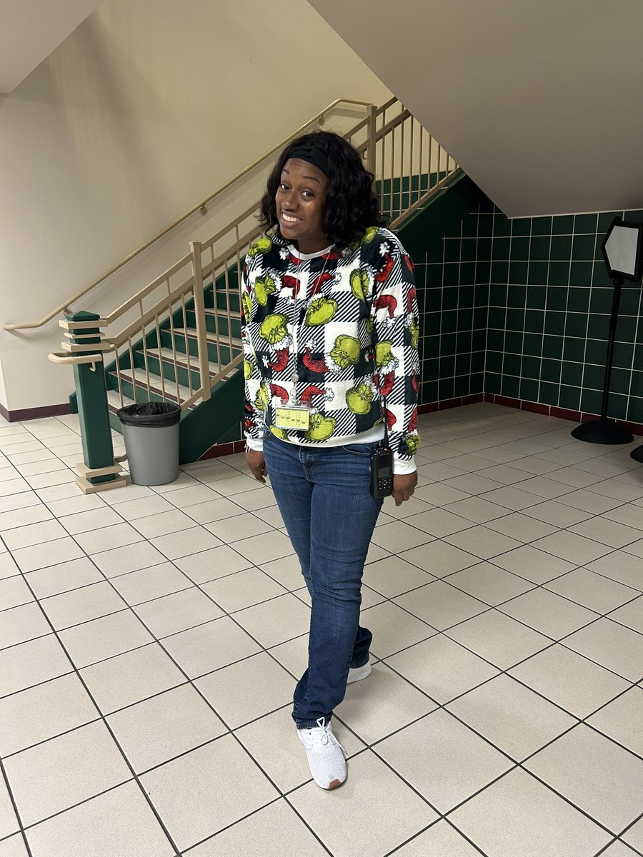 AlexMeyer1206's tweet photo. Kahla had its very own Holiday Cheermeister running around campus today💚Grinch Day was awesome! #12KnightsOfChristmas @texans1 @BRobinson2111 @leah_norsworthy @MsScott_25 @kahlams https://t.co/qsCDbneOkG