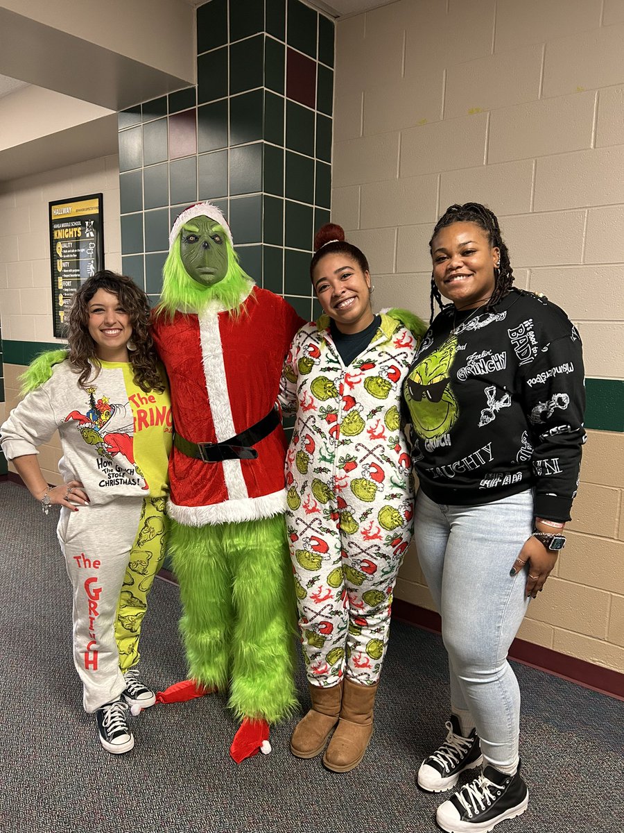 AlexMeyer1206's tweet photo. Kahla had its very own Holiday Cheermeister running around campus today💚Grinch Day was awesome! #12KnightsOfChristmas @texans1 @BRobinson2111 @leah_norsworthy @MsScott_25 @kahlams https://t.co/qsCDbneOkG