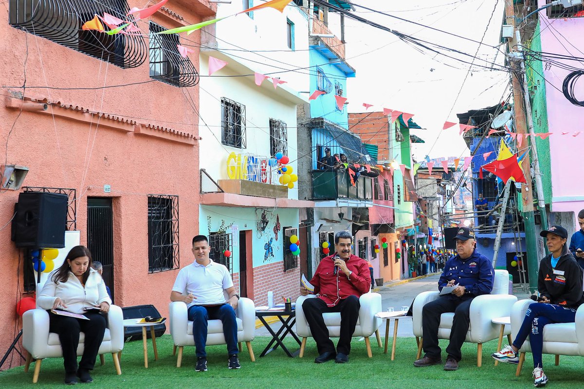 Estamos preparando un gran plan con miras a los próximos 3 años, un nuevo plan de ofensiva total para la reparación y reurbanización de todos los barrios del país con la Gran Misión Barrio Nuevo Barrio Tricolor. ¡Será una fase superior de renacimiento! ¡Tenemos la experiencia!