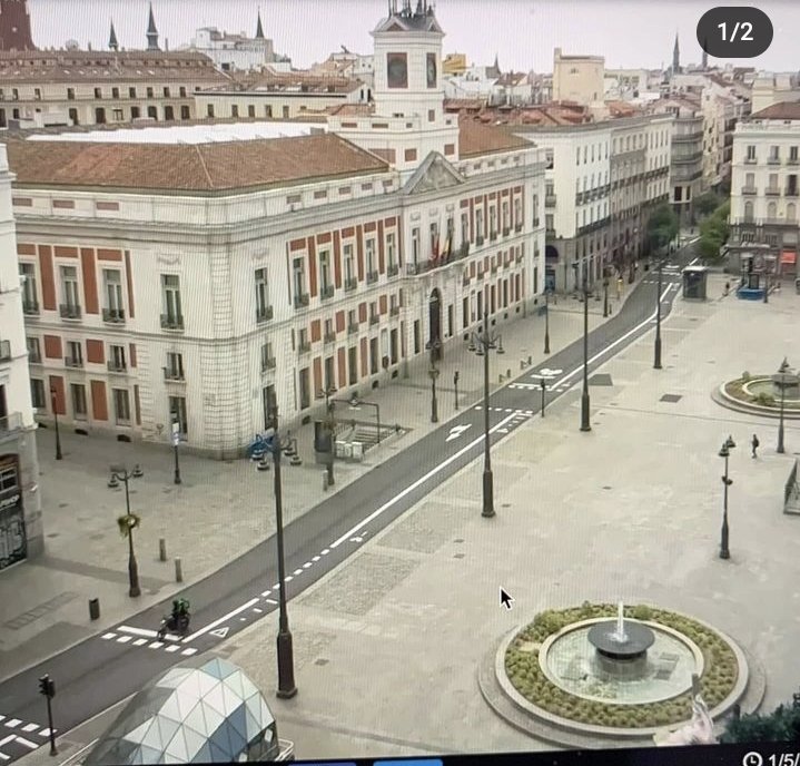 titusclan's tweet photo. Foto histórica de un repartidor de uber eats en la puerta del sol en plena pandemia. 

Esto si que no está pagaó https://t.co/k3gsFDdwIs