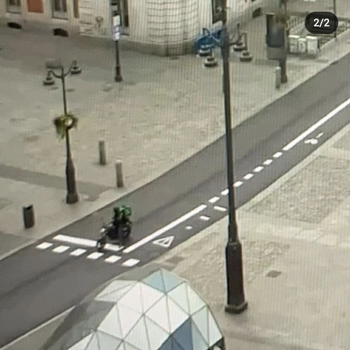 titusclan's tweet photo. Foto histórica de un repartidor de uber eats en la puerta del sol en plena pandemia. 

Esto si que no está pagaó https://t.co/k3gsFDdwIs