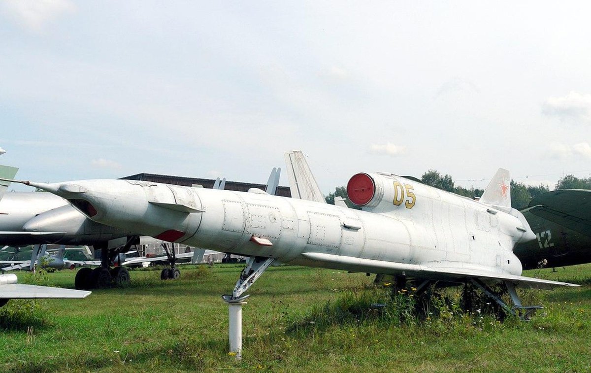 marissa_fiallo's tweet photo. The jet drone used by Ukraine may be the Tu-141 "Swift" campaign tactical unmanned reconnaissance aircraft. The flight distance can reach 1000 kilometers. https://t.co/tJxrvoUsJN