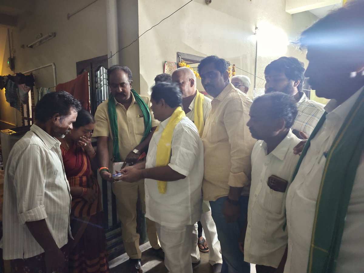 PChalam's tweet photo. ఇదేమి కర్మ మన రాష్ట్రానికి కార్యక్రమం పెంటపాడు మండలం బి కొండేపాడు గ్రామంలో తాడేపల్లిగూడెం ఇంచార్జ్  వలవల బాబ్జి గారి ఆధ్వర్యంలో పాల్గొన్న రాష్ట్ర తెలుగు యువత ఉపాధ్యక్షులు పసల వెంకటాచలం (కొండ) https://t.co/RWh6fwGcNA