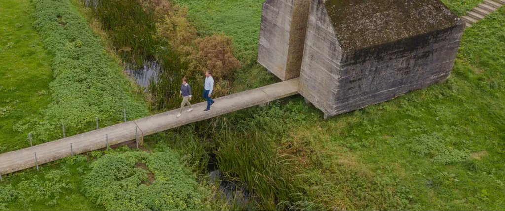 Leer meer over de historie van de Nieuwe Hollandse Waterlinie, overnacht aan de Lek of op een fortterrein aan het water of maak een mooie fietsroute over dijken en langs uiterwaarden in  Culemborg en de regio! 
Ontdek het via bit.ly/3Whnvp1 en bit.ly/3PaTBAj